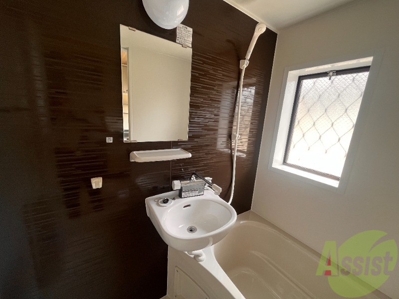 洗面設備　洗面台はかわいらしいコンパクトサイズです。