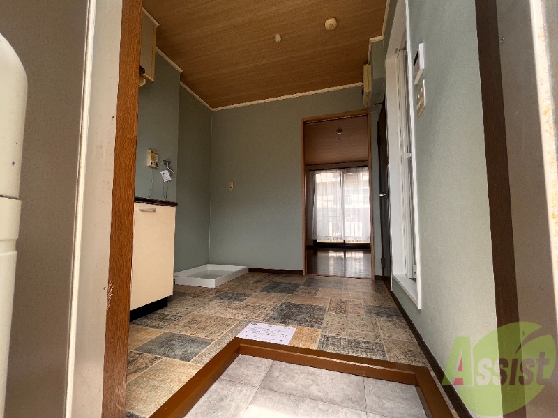 玄関　玄関から撮影しました。お部屋の明るさが伝わりますね。