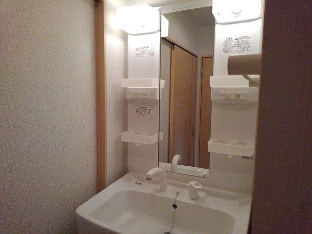 洗面設備　明るい洗面所です