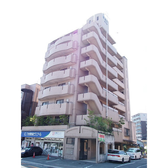 建物外観　道向かいにコインPがあるので便利☆