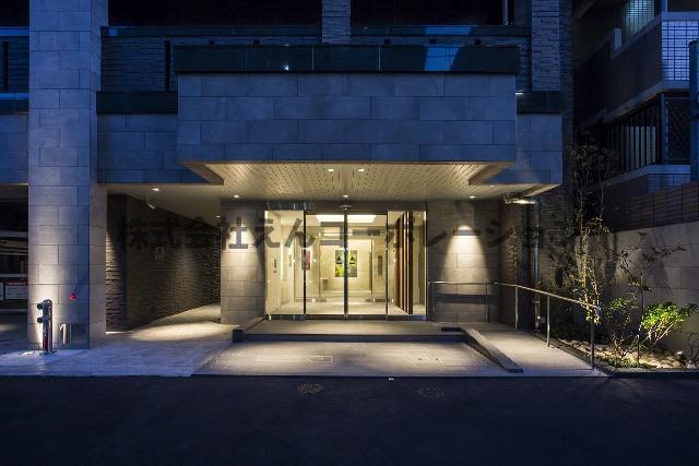 建物外観　大通り沿いのマンションです☆