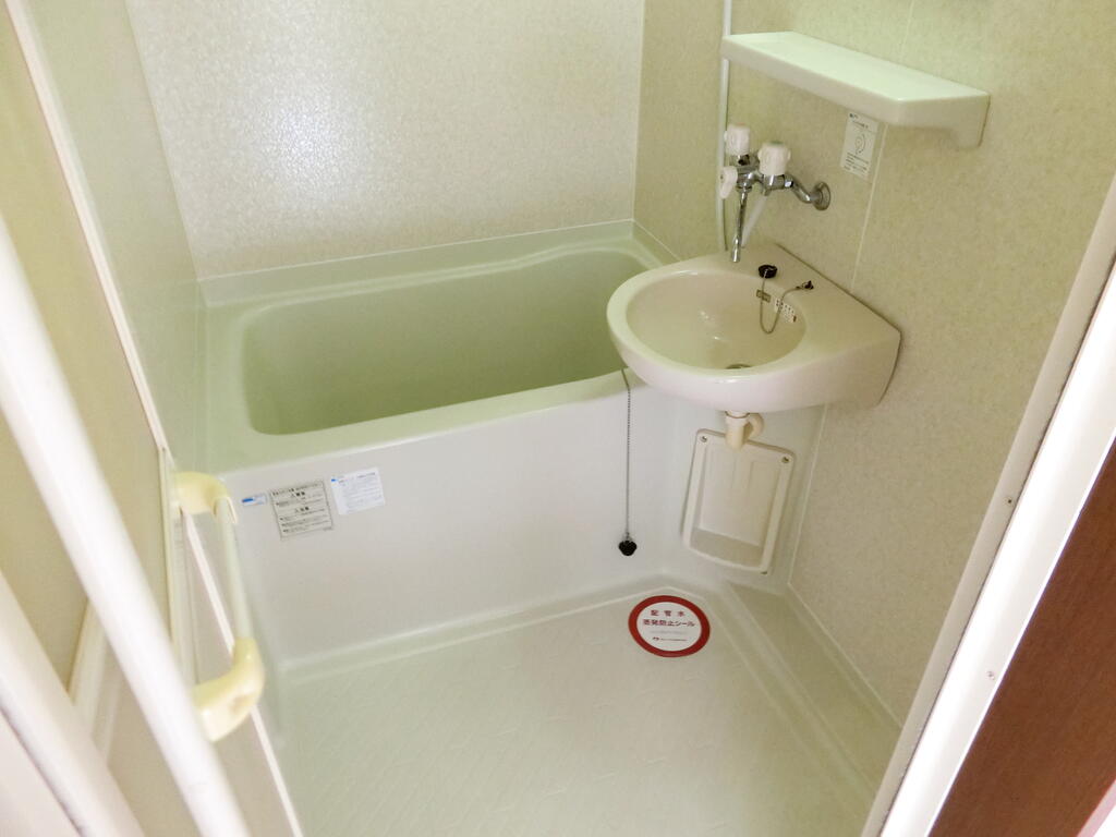 バス・シャワールーム　※同アパートのものを使用しております