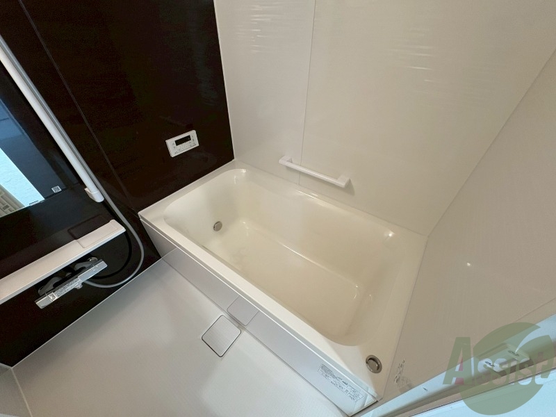 バス・シャワールーム　こちらはバスルームになります。追い焚き機能付です。