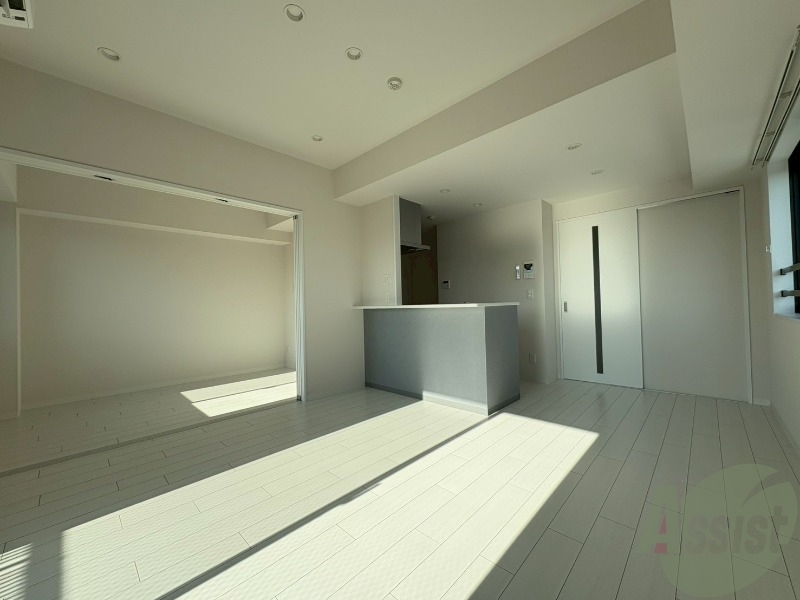 居室・リビング　こちらは１２．６帖の広々としたリビングになります。