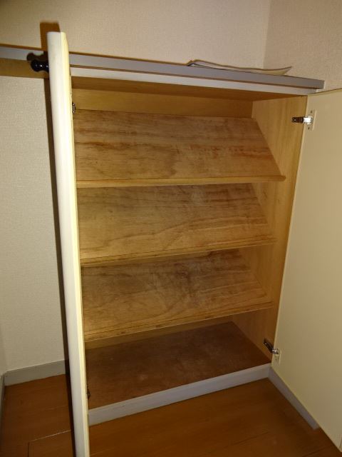 その他設備　玄関横に下駄箱があります。