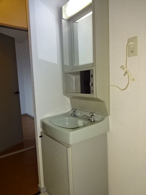 洗面設備　朝には欠かせない独立洗面台です。