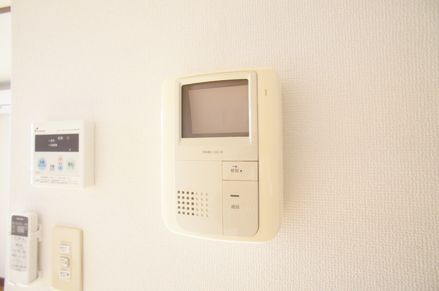 セキュリティ　来訪者の姿を確認できるＴＶモニター付インターホン設置済です！