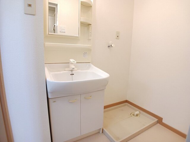 洗面設備　ゆったりとスペースのある洗面所