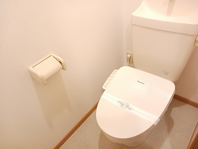 トイレ　落ち着いた色調のトイレです