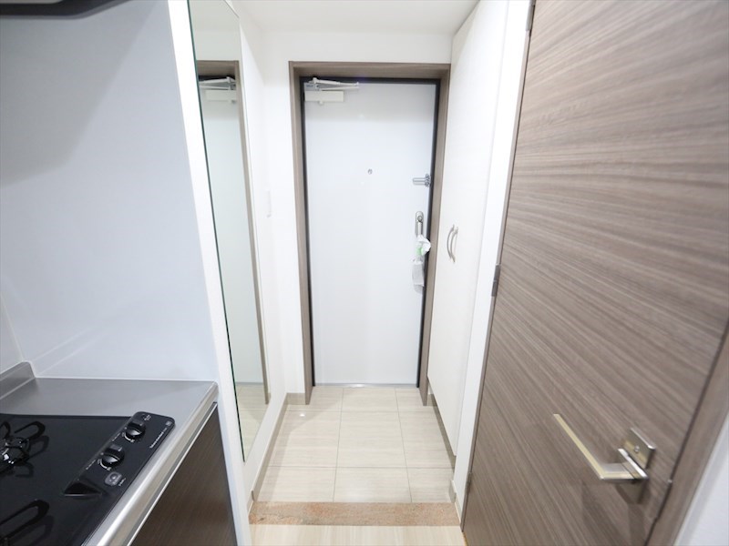 玄関　玄関　姿見鏡付き　シューズボックス付（収納充実してます）