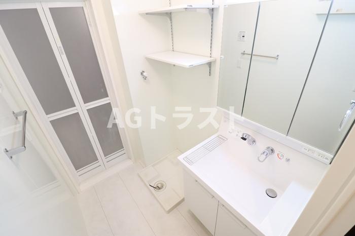 洗面設備　大きなスペースがあり、収納には困りません