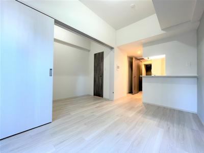 居室・リビング　画像は２０１のものです。実際には反転した間取りです。