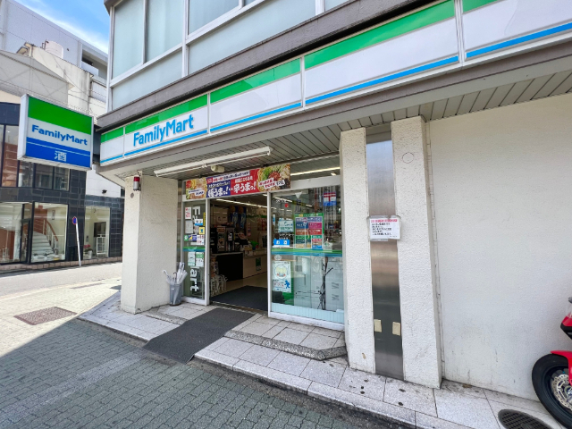 コンビニ　ファミリーマート栄瓦通店（コンビニ）まで53m