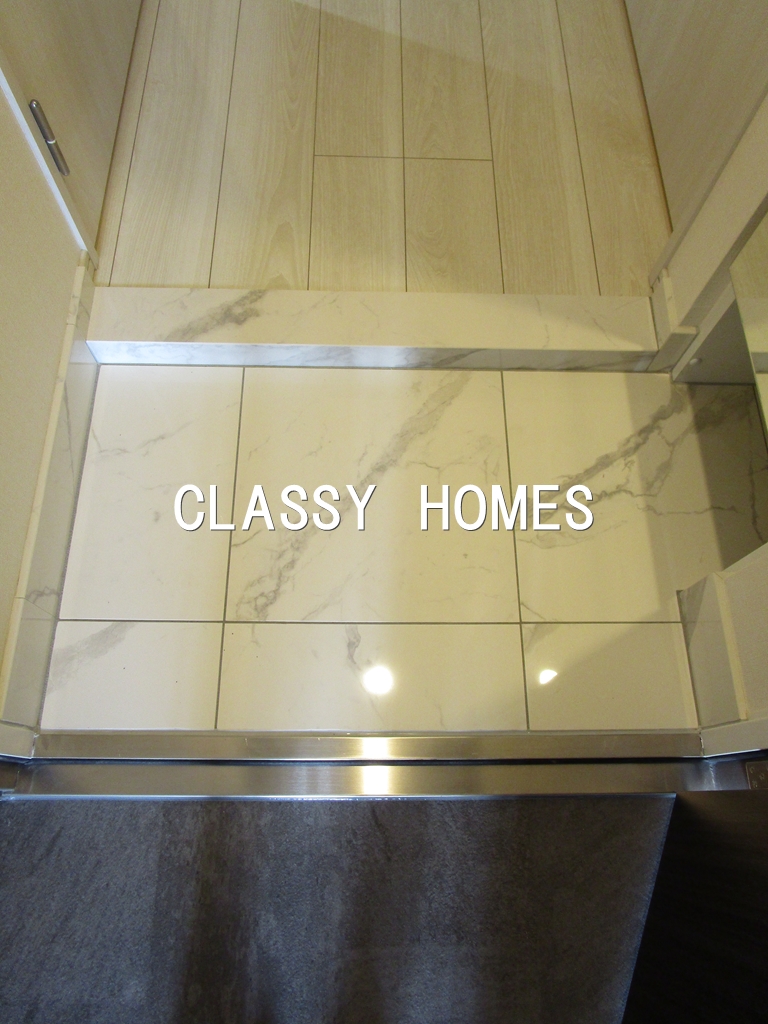 玄関　2022年竣工　クレイシアアイズ三田：玄関