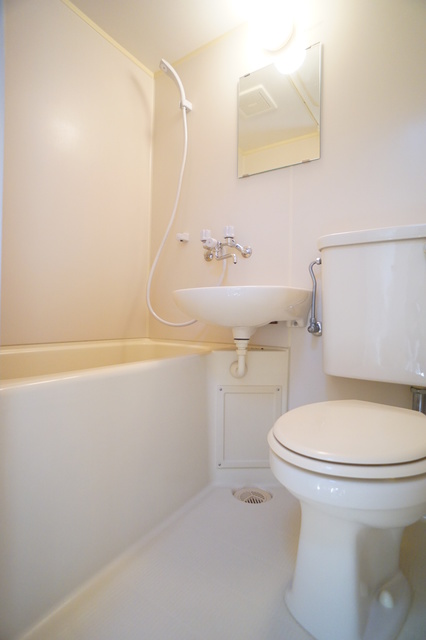 バス・シャワールーム　清潔感のある浴室で、１日の疲れを癒しリラックスできます。