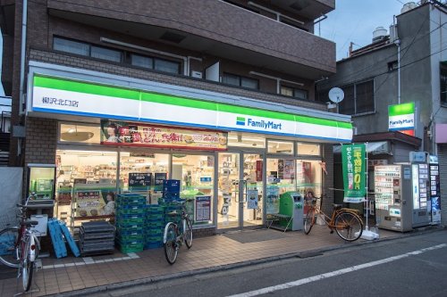 コンビニ　ファミリーマート 柳沢北口店（コンビニ）まで215m