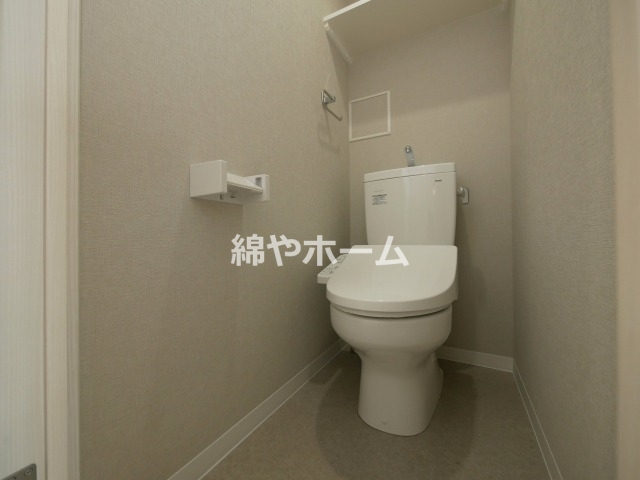 トイレ　落ち着いた色調のトイレです