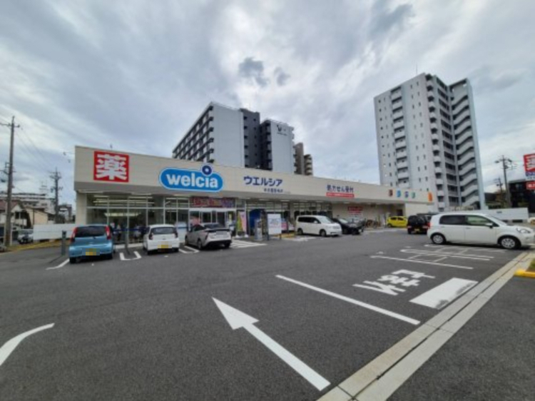 ドラックストア　ウエルシア名古屋萱場店（ドラッグストア）まで378m