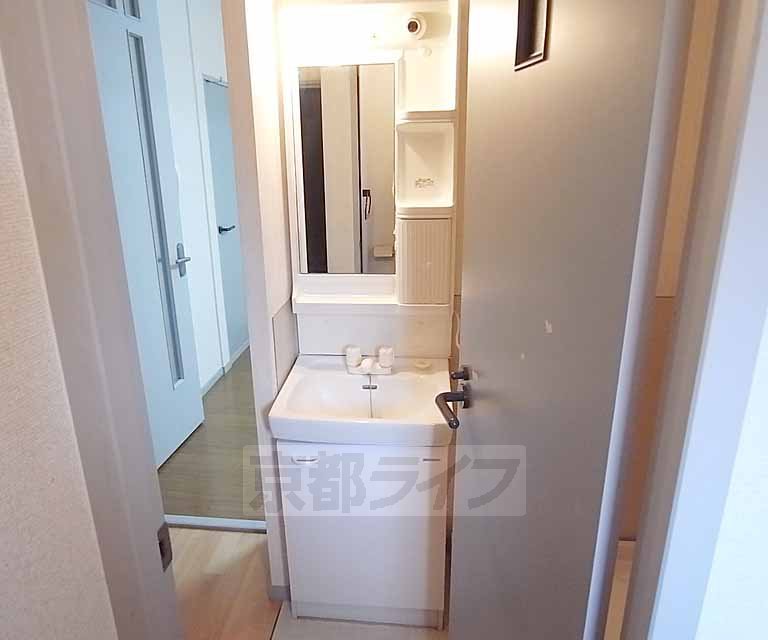 洗面設備　便利な独立洗面台です