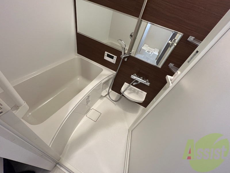 バス・シャワールーム　こちらは浴室になります。広々していますね。