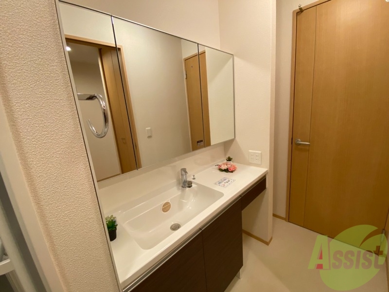 洗面設備　洗面は独立になっているので忙しい朝もばっちりですね。