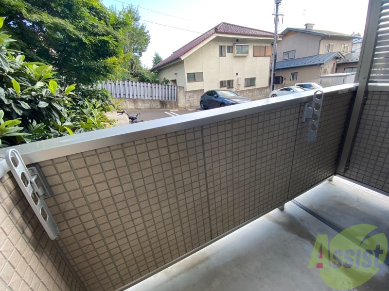 バルコニー　バルコニーは天気の良い日には洗濯物も良く乾きそうですね。