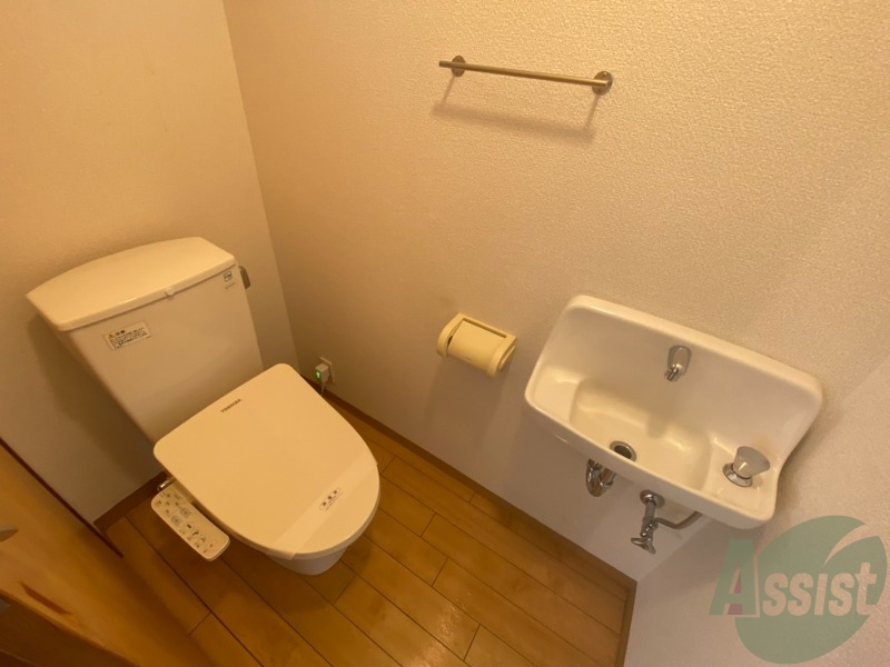 トイレ　温水洗浄便座なので快適に使用できそうですね。