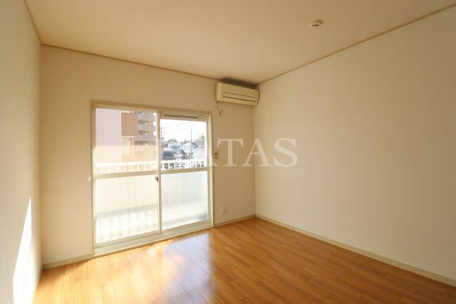 居室・リビング　同物件別部屋