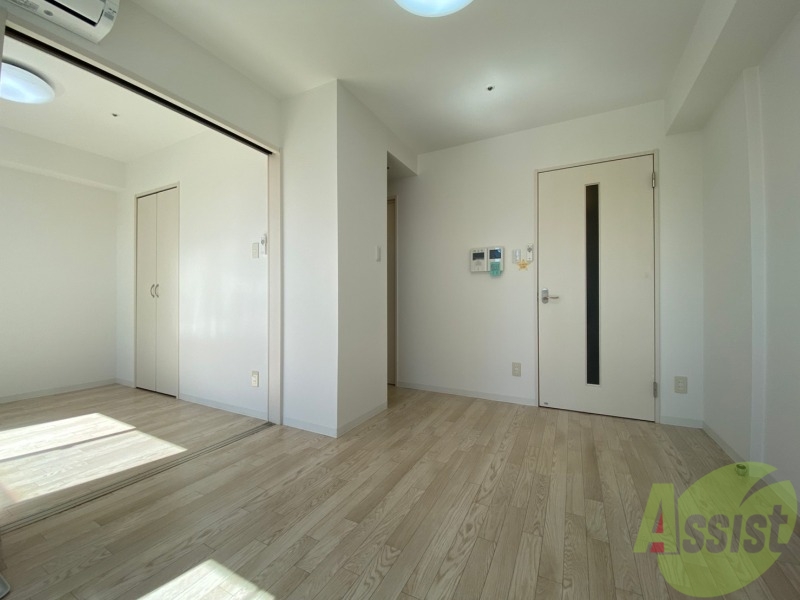 居室・リビング　リビングは白を基調としていて明るい印象ですね！