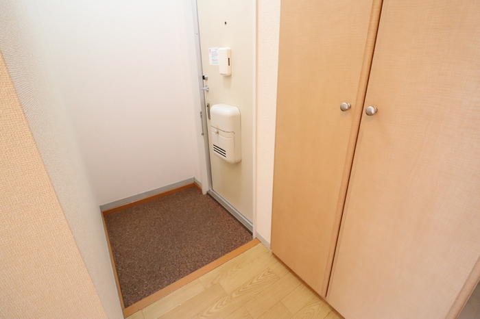 玄関　※内観画像は全て同一物件の別室です