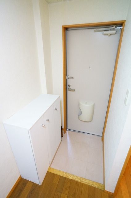 玄関　他号室。参考写真