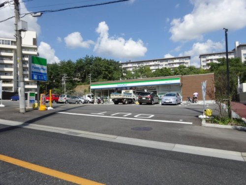 コンビニ　ファミリーマート 逆瀬台一丁目店（コンビニ）まで352m