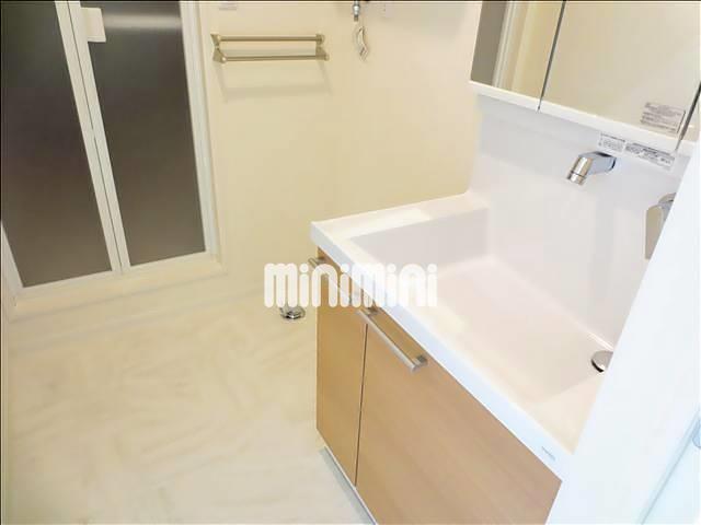 洗面設備　シャンプードレッサー付き洗面台です