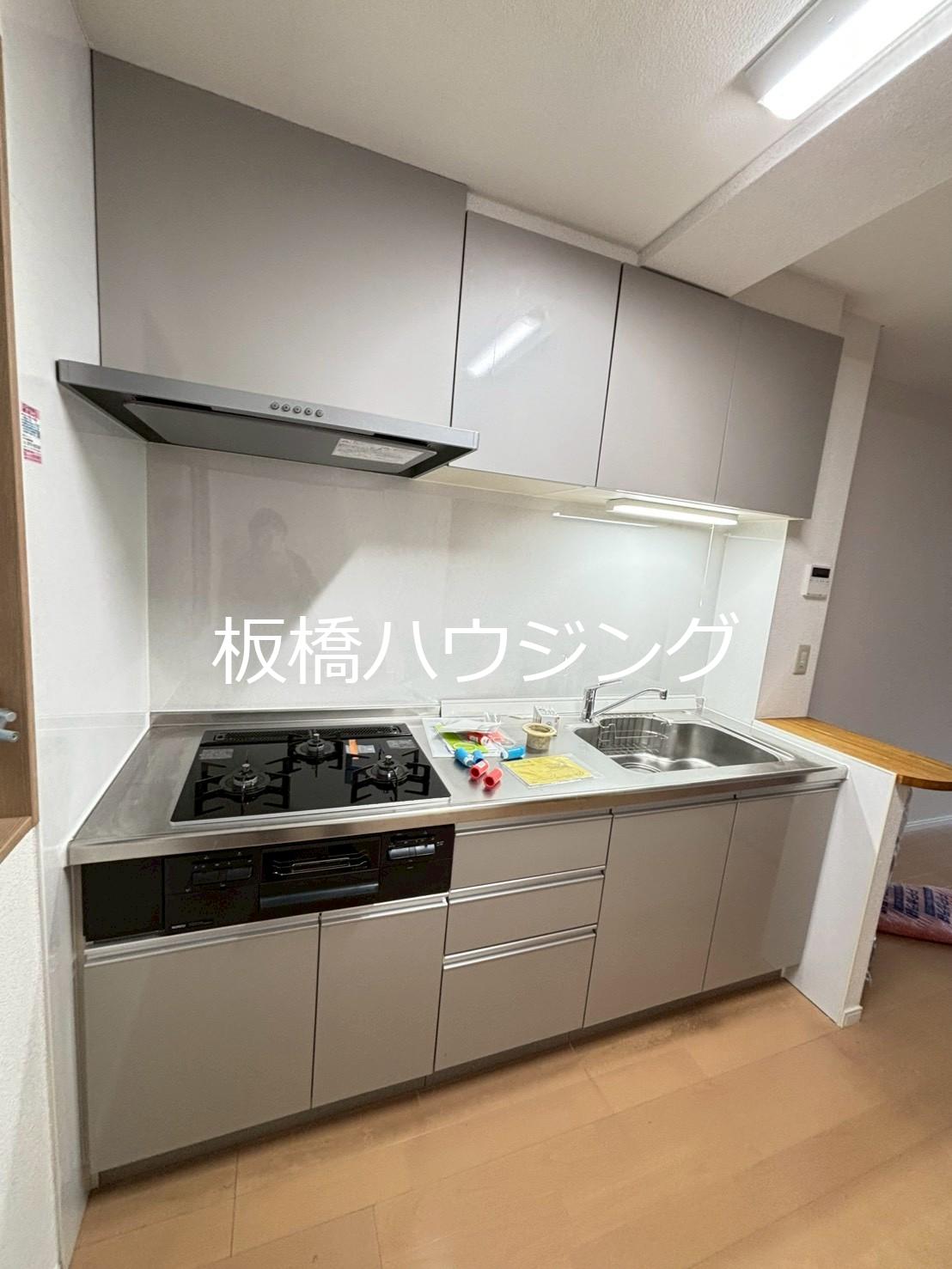 キッチン　リフォーム工事中の写真です。