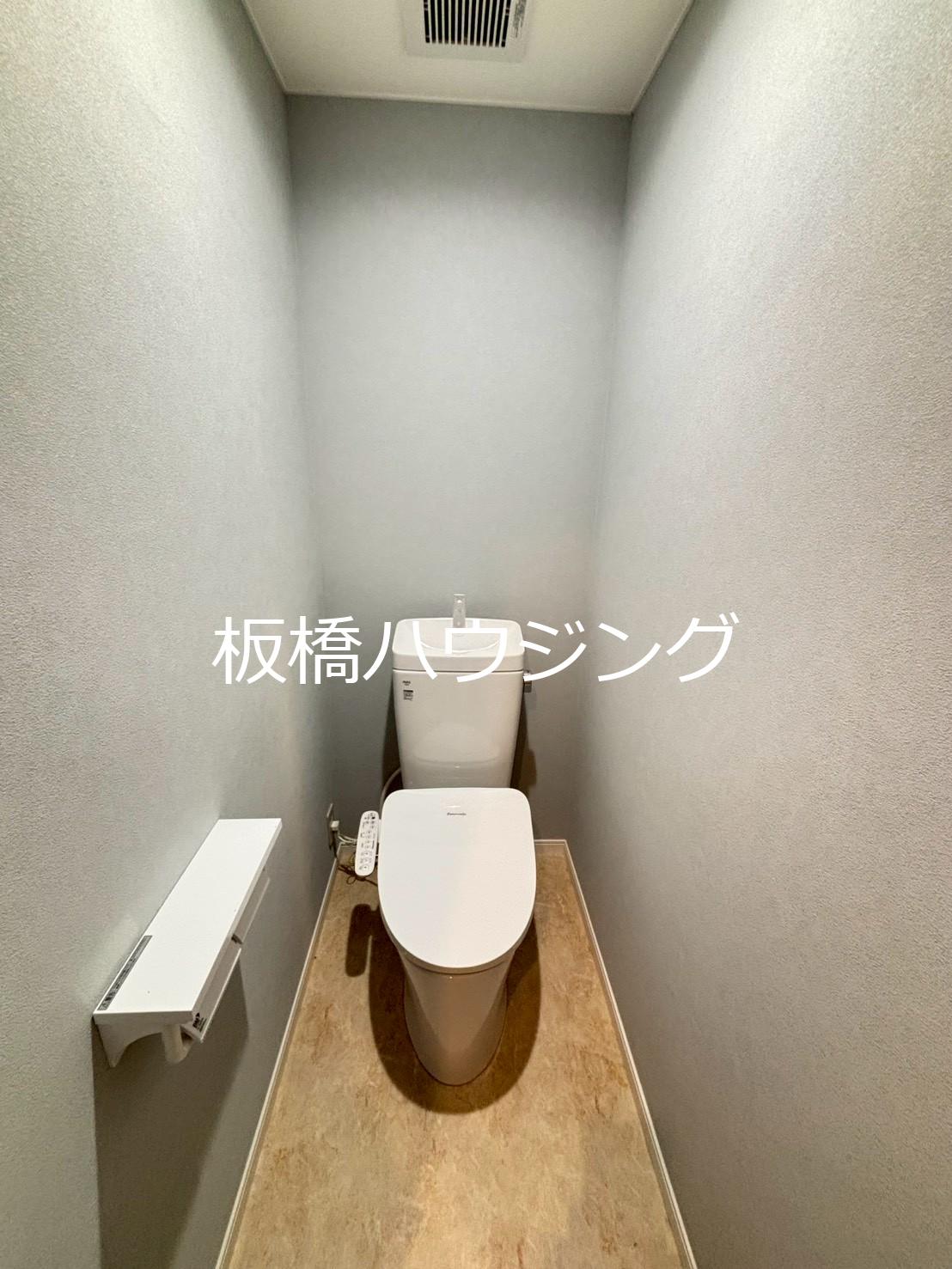 トイレ　リフォーム工事中の写真です。