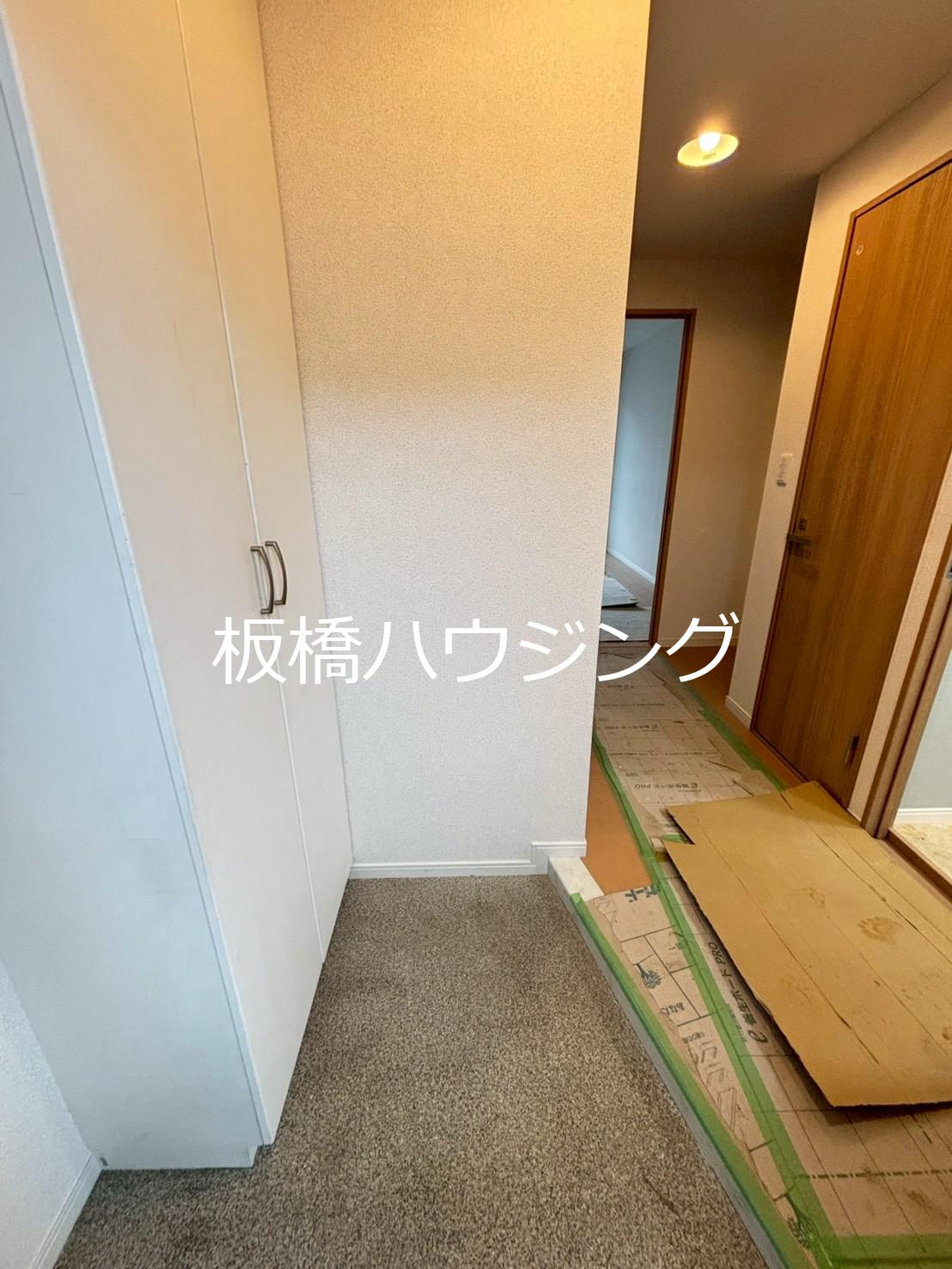 玄関　リフォーム工事中の写真です。