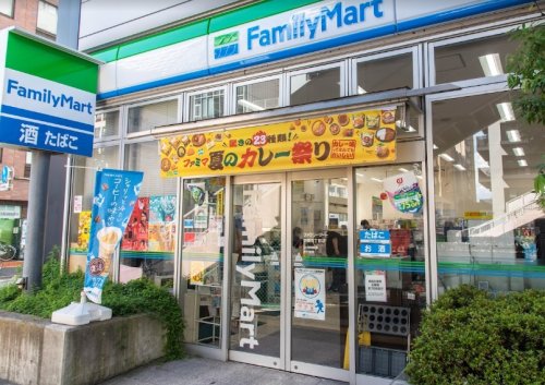 コンビニ　ファミリーマート 新橋五丁目店（コンビニ）まで148m