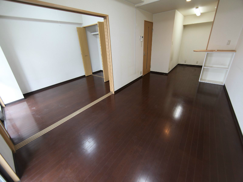 居室・リビング　LDK13.1帖　洋室5.6帖と繋げても仕切っても使えます