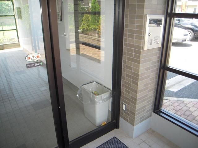 エントランス　オートロックで安心です