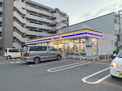 コンビニ　ミニストップ摂津鳥飼本町店（コンビニ）まで581m