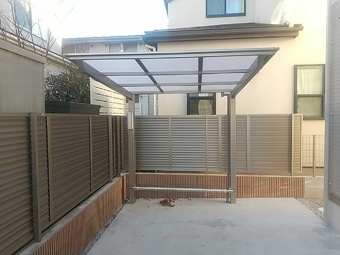 駐車場　屋根付き駐輪場