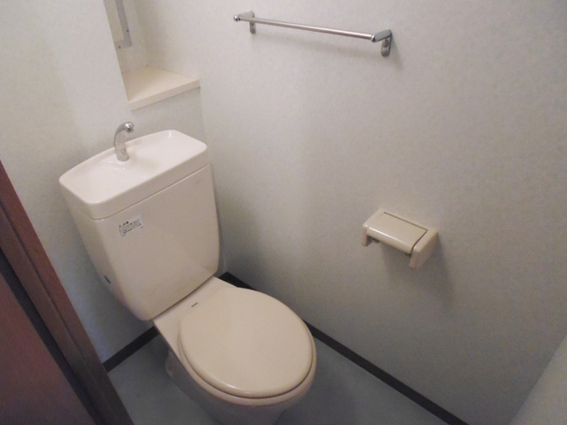 トイレ　タオルハンガーもあるトイレです。
