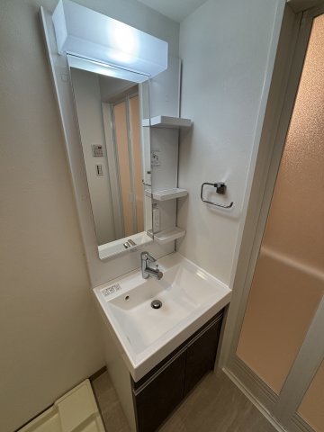 洗面設備　ゆったりとスペースのある洗面所