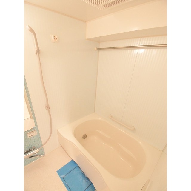 バス・シャワールーム　コンパクトで使いやすいお風呂です