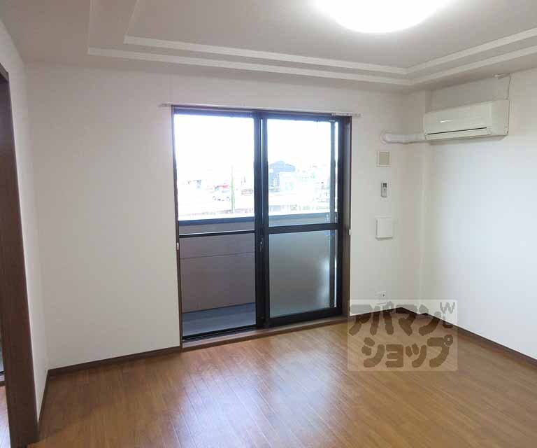 居室・リビング　明るい洋室です