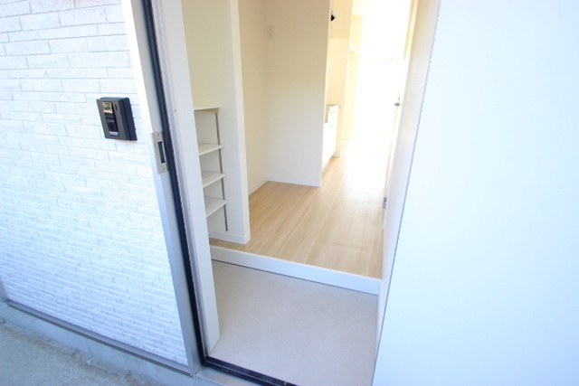 玄関　同物件の他部屋の写真