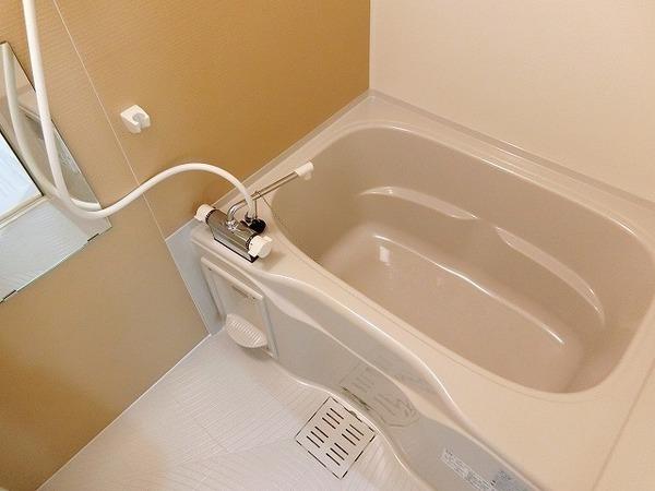 バス・シャワールーム　浴室乾燥機付きバス！