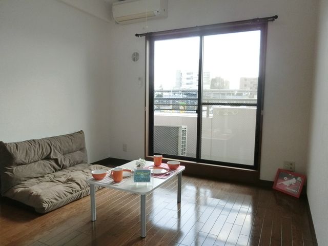 居室・リビング　南向きで明るいお部屋です