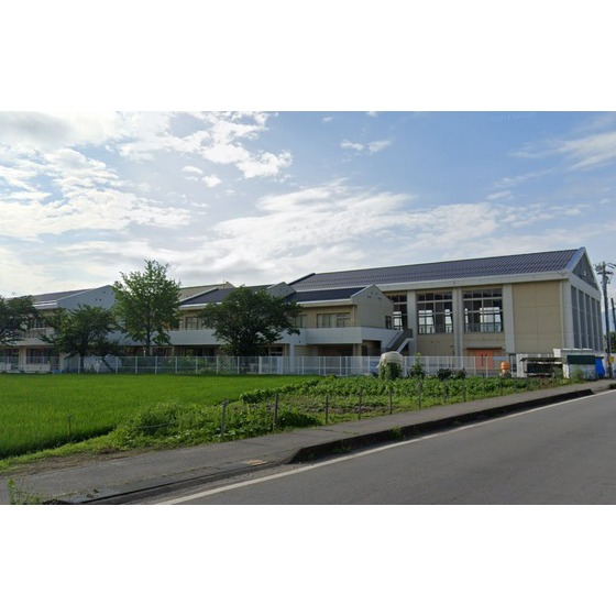 小学校　佐久市立泉小学校（小学校）まで125m