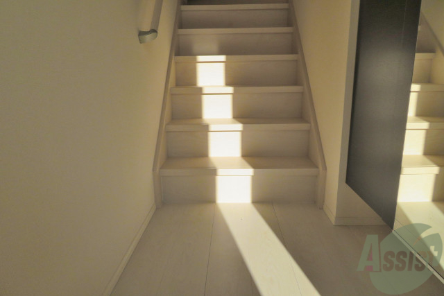 玄関　玄関を開けると階段があります。直ぐにお部屋の中が見えないです